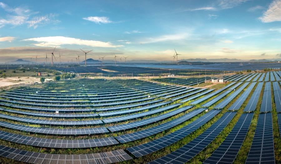 Tríptico mostrando mina, planta e turbina de energia limpa